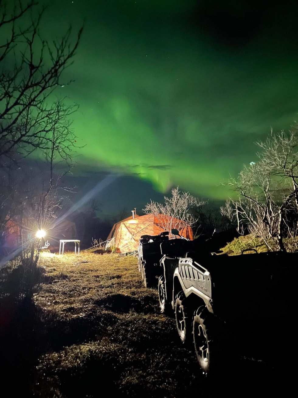 KVELDSSTEMNING: I Finnmark er det ikke uvanlig at nordlyset viser seg over jaktleiren om kveldene. (Foto: Susanne Utse Olsen)