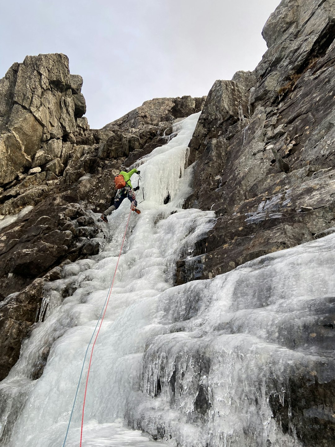 NOK IS: Torje Steinkjær på vei opp fossen innerst i Vengedalen. Foto: Asgeir Rusti