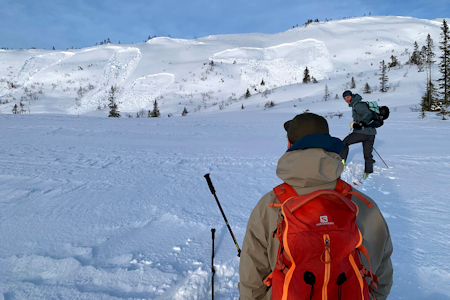 SKREDKVELD: Hele 25 skredkvelder er det satt opp i 2022, fra Kristiansand i sør til Longyearbyen i nord. Her illustrert med da Robert Aaring fjernutløste en rekke skred i Meråker i år. Foto: Harald Wanvik Skredkveld digital nve varsom