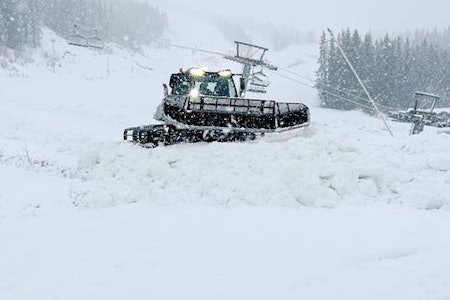 UTSETTER: Det snør i Hemsedal, men anlegget i Hallingdal klarte ikke å holde snøproduksjonen i gang inn mot helgen og må derfor utsette den planlagte sesongstarten. Foto: Hemsedal UTSETTER: Det snør i Hemsedal, men anlegget i Hallingdal klarte ikke å holde snøproduksjonen i gang inn mot helgen og må derfor utsette den planlagte sesongstarten. Foto: Hemsedal