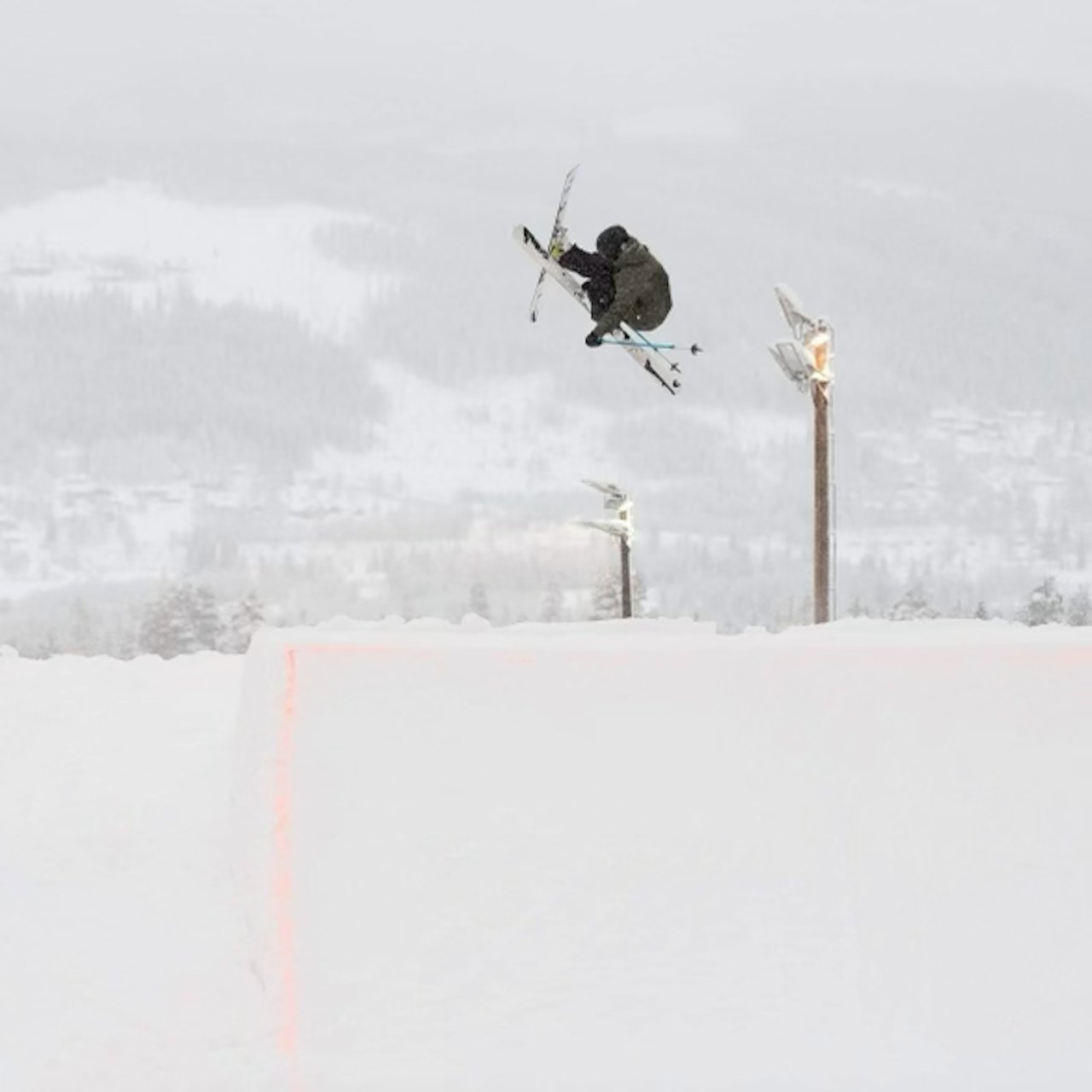 ÅPNER MED PARK: William Kalfoss ser frem til å gjøre switch 540 igjen når Trysil åpner skiheisene. Foto: Ola Matsson/Skistar Trysil