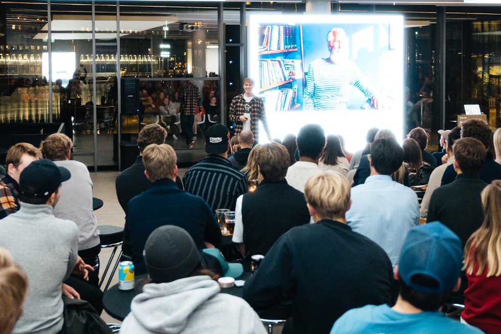 Schirmer forteller på et fullsatt Polestar Space Trondheim i forrige uke. Foto: Stian Engh Schirmer forteller på et fullsatt Polestar Space Trondheim i forrige uke. Foto: Stian Engh