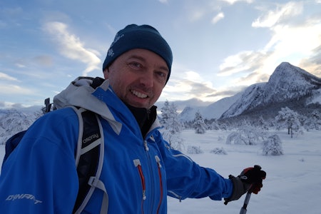 Christer Lundberg Nes er tindevegleder, og har jobba med føring, kurs og opplæring i norske vinterfjell siden midten av 1990-tallet. Han har også vært snøskredobservatør i varslingsregion Sunnmøre siden 2013.