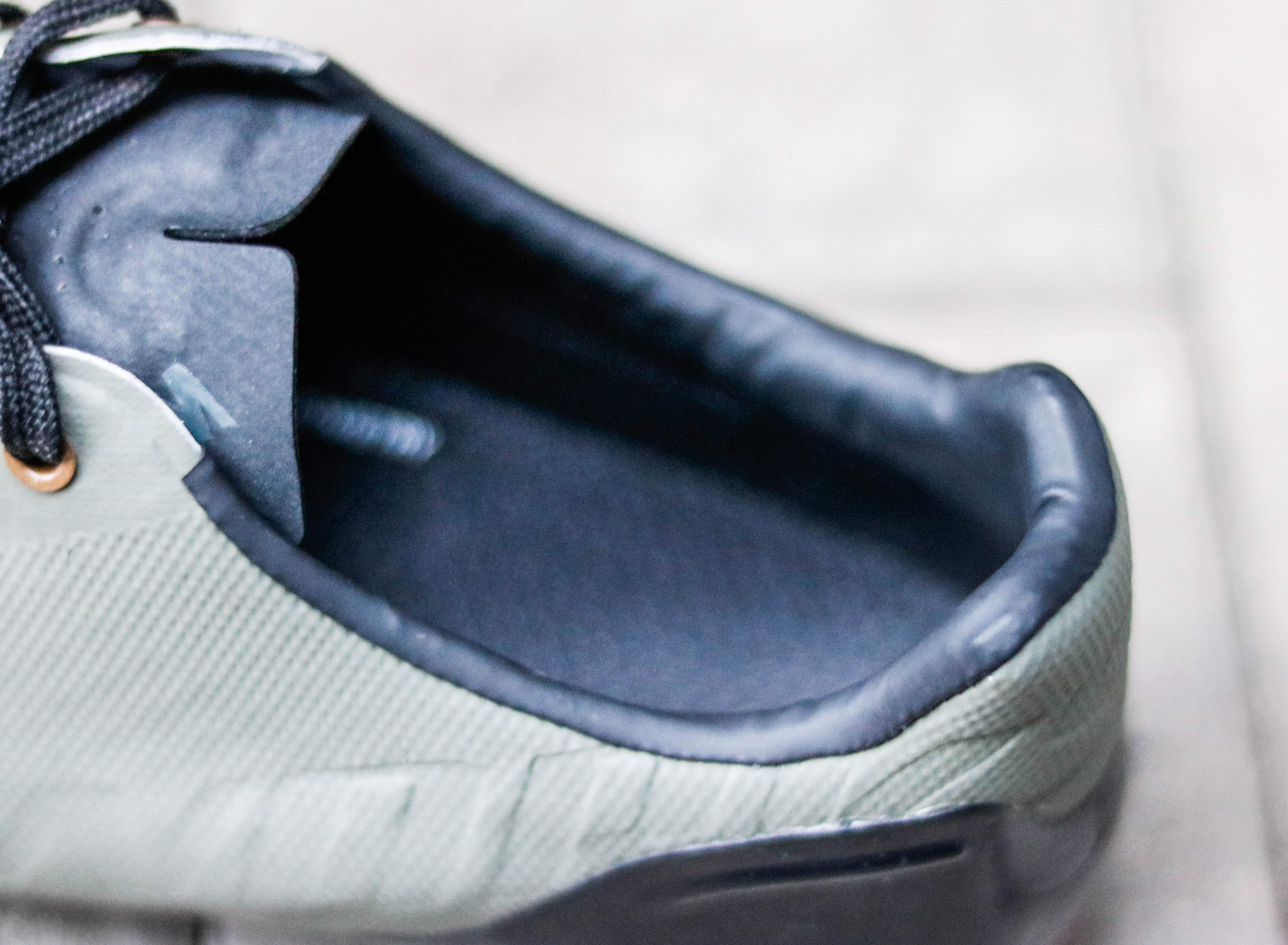 HØY OG STIV: Hælkappen kan være ukomfortabel når du går, men sitter veldig godt rundt hælen når du sykler. Foto: Knut Andreas Lone