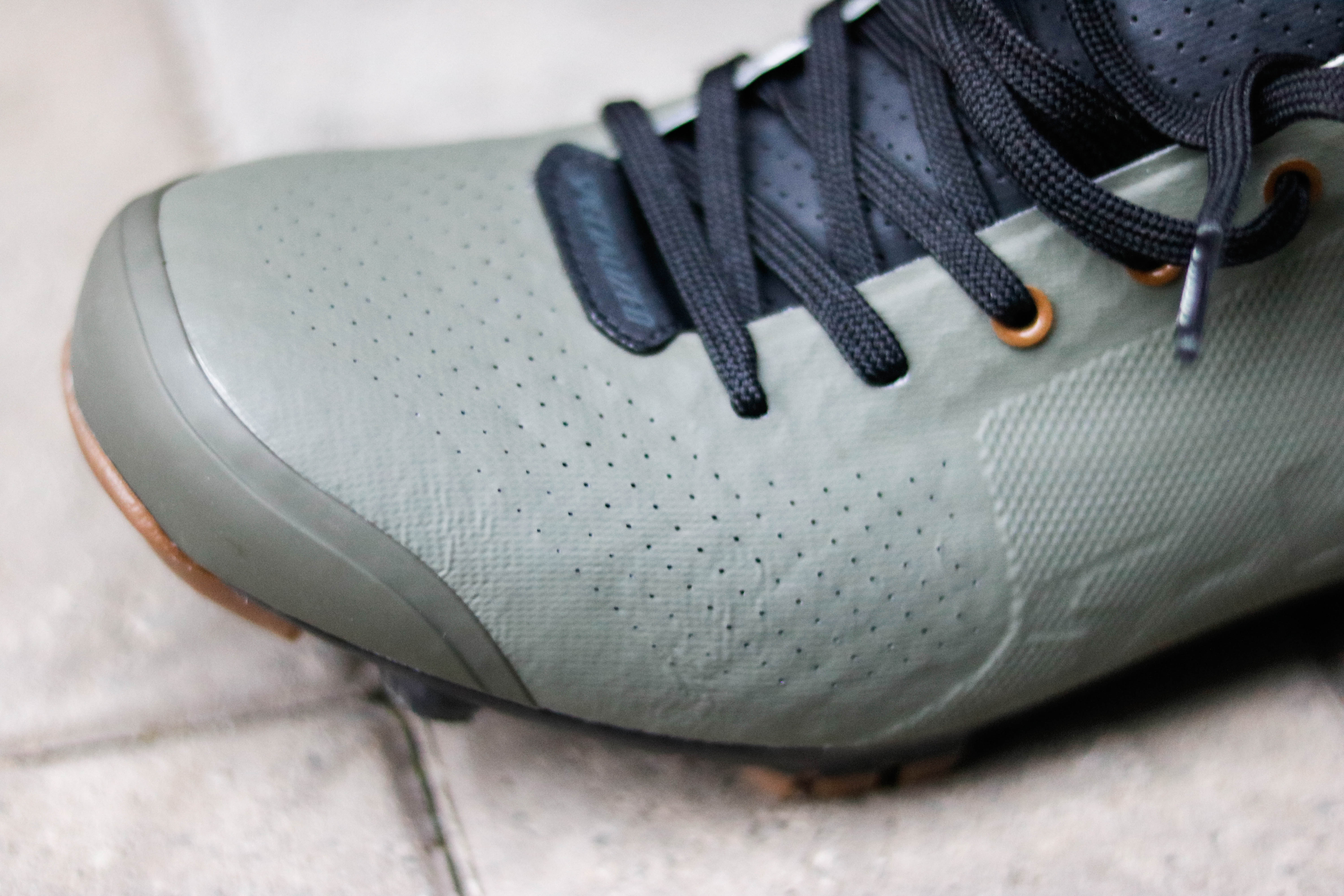 LUFTIG: Perforerte hull i tåboksen gjør at skoen puster godt. Her ser du også den forsterkede skotuppen. Foto: Knut Andreas Lone