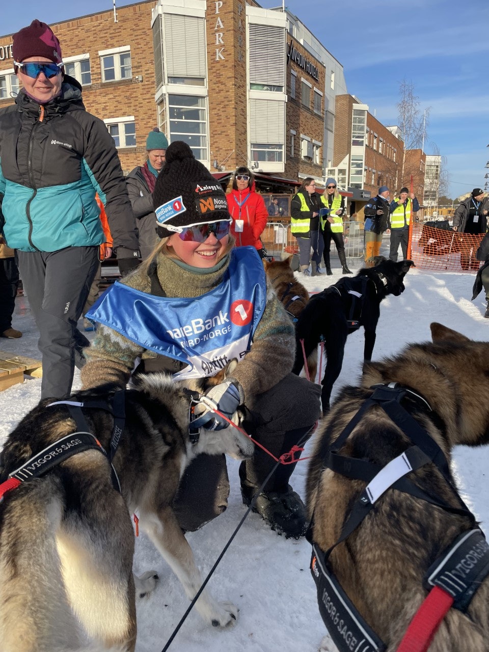 I MÅL: Olivia Andresen og hundene i mål etter junior-løpet i Finnmarksløpet i mars 2022.  Foto: Privat