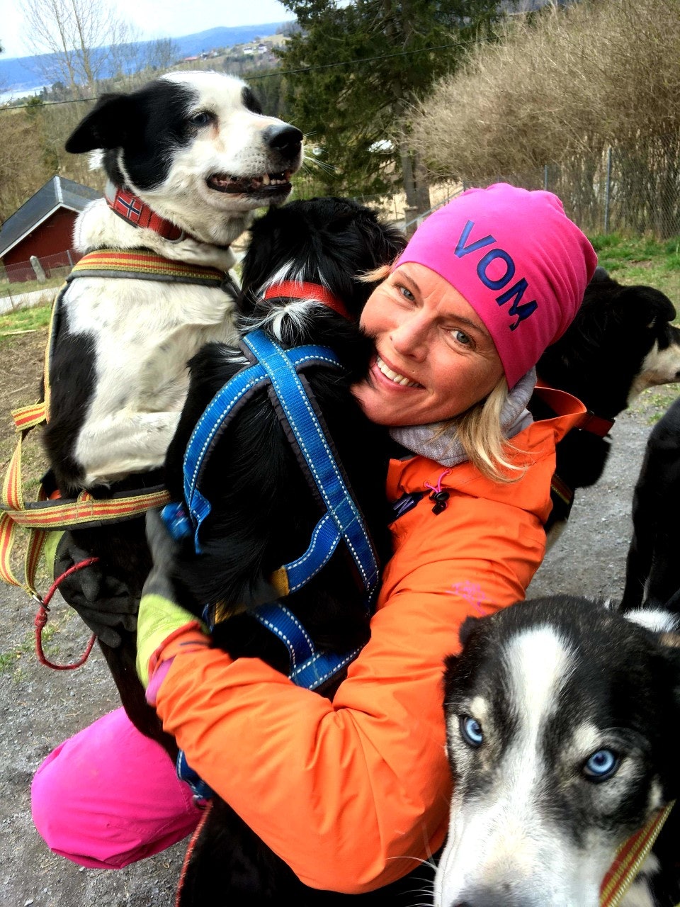 FAMILIEN: Nina Skramstad driver fortsatt med hundekjøring og bruker mye tid bak sleden. Foto: Privat FAMILIEN: Nina Skramstad driver fortsatt med hundekjøring og bruker mye tid bak sleden. Foto: Privat