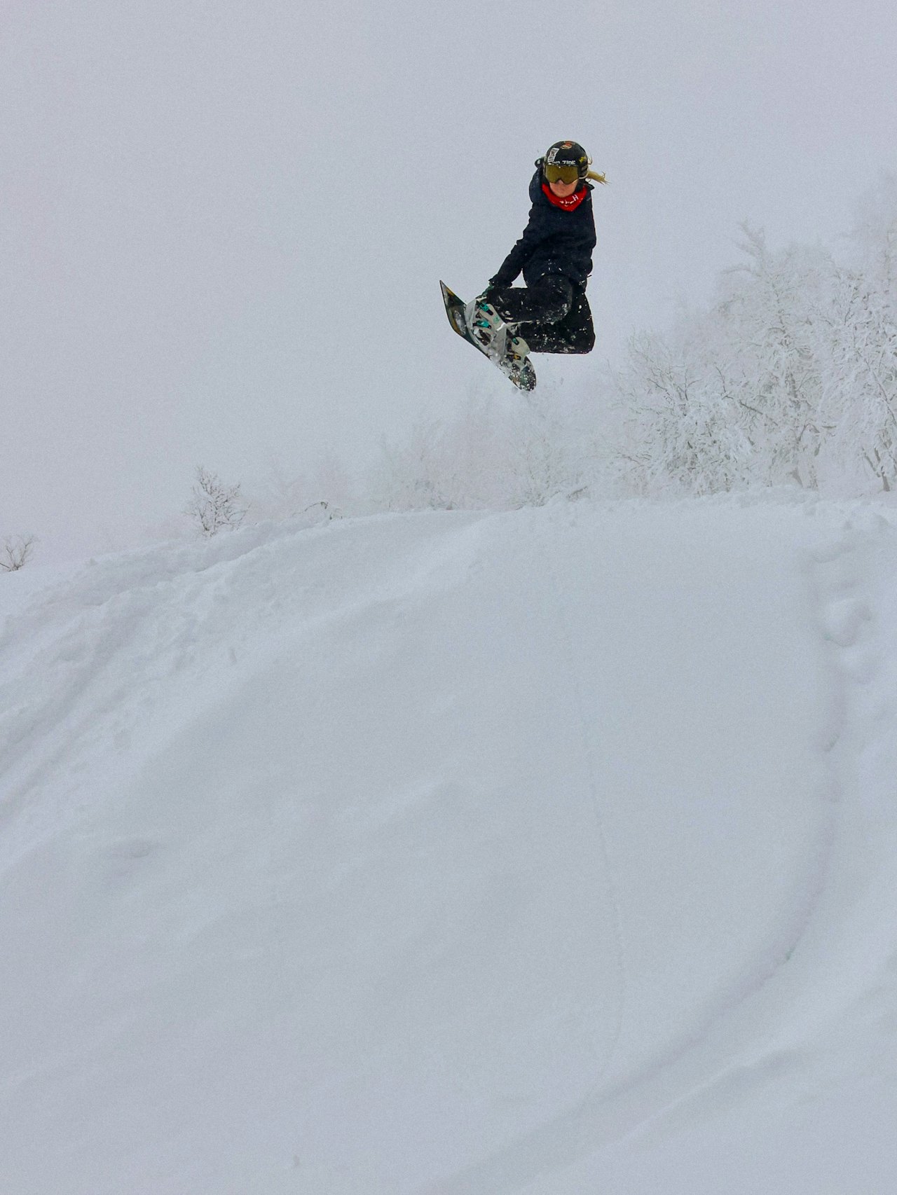 GODE SNØMENGDER: I Hemsedal har mange allerede spent på seg både ski og brett for å teste puddersnøen. Her er Ebba Underland  (12) i lufta. Foto:  David Underland