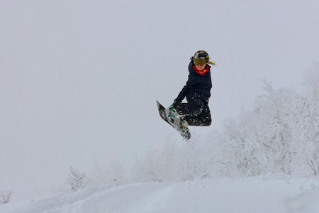 GODE SNØMENGDER: I Hemsedal har mange allerede spent på seg både ski og brett for å teste puddersnøen. Her er Ebba Underland  (12) i lufta. Foto:  David Underland