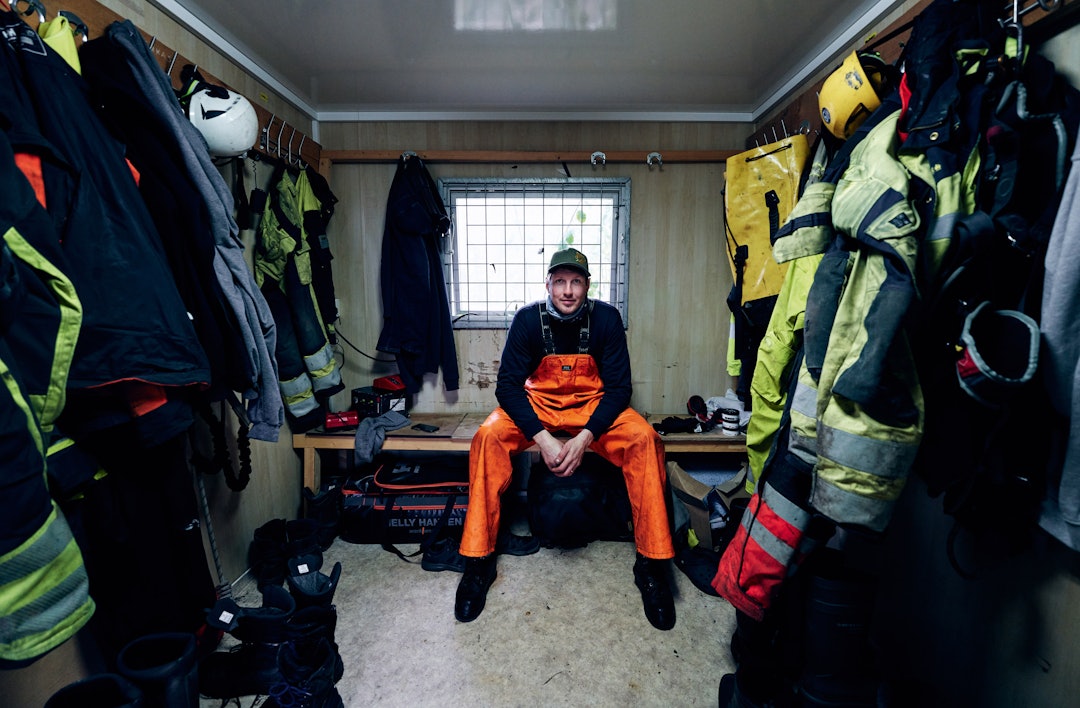 MELLOM SLAGENE: Krister Kopala jobber som kraftlinjebygger. Med turnus og snill arbeidsgiver får han tid til å kjøre snowboard mellom fysiske og krevende arbeidsperioder.