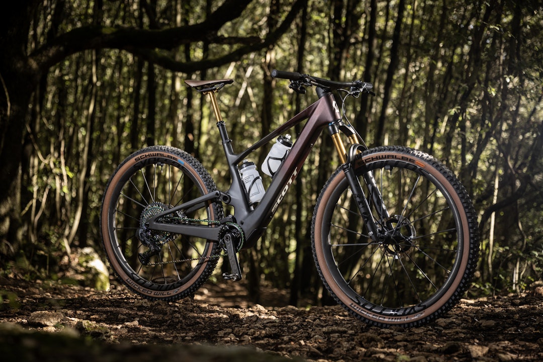 DOBLE FLASKER: Skal du sykle lengre turer er det kjekt å kunne ha med to drikkeflasker - uansett om du har motorassistanse eller ikke. Foto: Scott. scott lumen eride elsykkel