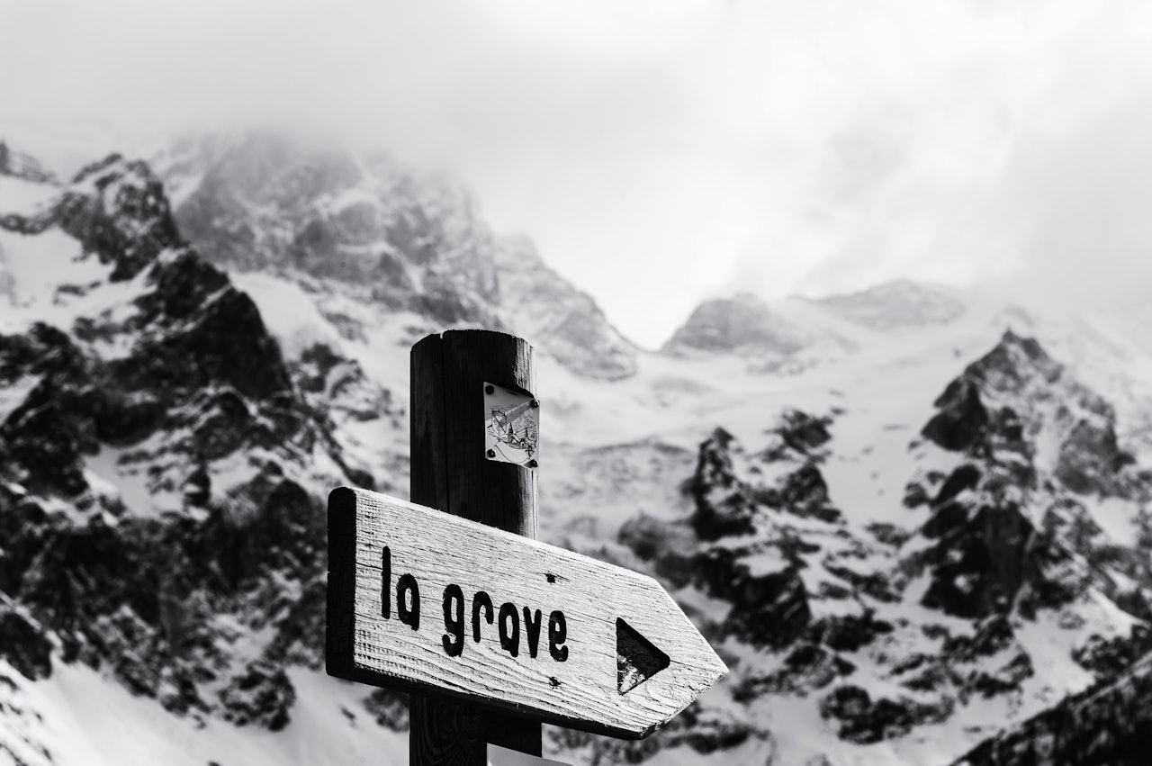 DRONNINGA: I La Grave kretser livet om én ting; fjellet La Meije og skikjør-ingen i dets skygge. Foto: Mattias Fredriksson DRONNINGA: I La Grave kretser livet om én ting; fjellet La Meije og skikjør-ingen i dets skygge. Foto: Mattias Fredriksson