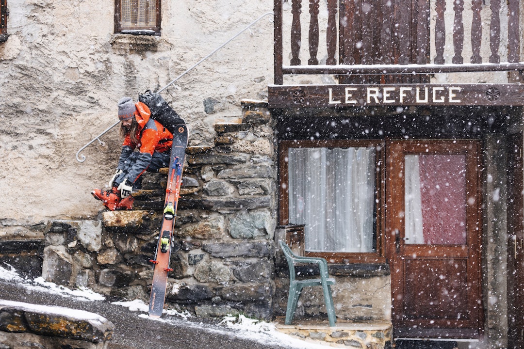 POSERER: Kanadiske Chad Sayers har tilbrakt flere vintre i La Grave, men nok aldri bodd på det rustikke vandrerhjemmet midt i byen. Foto: Christoffer Sjöström