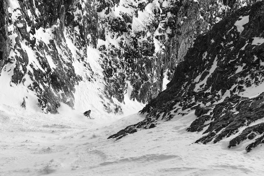 POW MED RAPELL: Giulia Monego tar for seg av et par desimeter nysnø i La Voûte, direkte etter den 30 meter lange rapellen. Foto: Christoffer Sjöström POW MED RAPELL: Giulia Monego tar for seg av et par desimeter nysnø i La Voûte, direkte etter den 30 meter lange rapellen. Foto: Christoffer Sjöström