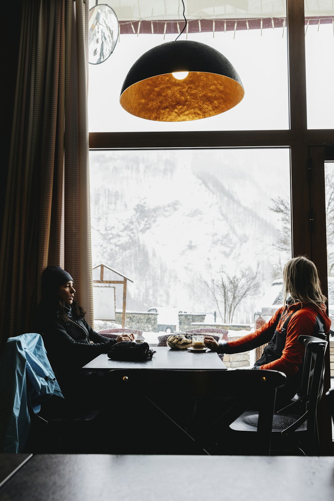 APRÈS Hotellbaren på Castillan er stedet for en morgenkaffe eller en øl etter skidagen. Utsikten mot La Meije inngår i prisen. Foto: Christoffer Sjöström