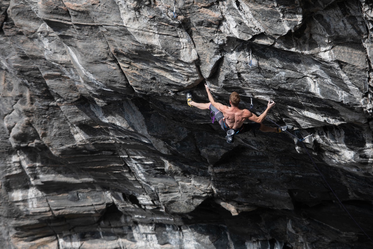 VISER MUSKLER: Østerrikske Jakob Schubert tar i hardt når han jobber på det foreløpig ubestegne stor-prosjektet Project Big i Hanshallaren i Flatanger. Foto: Tore Meirik VISER MUSKLER: Østerrikske Jakob Schubert tar i hardt når han jobber på det foreløpig ubestegne stor-prosjektet Project Big i Hanshallaren i Flatanger. Foto: Tore Meirik