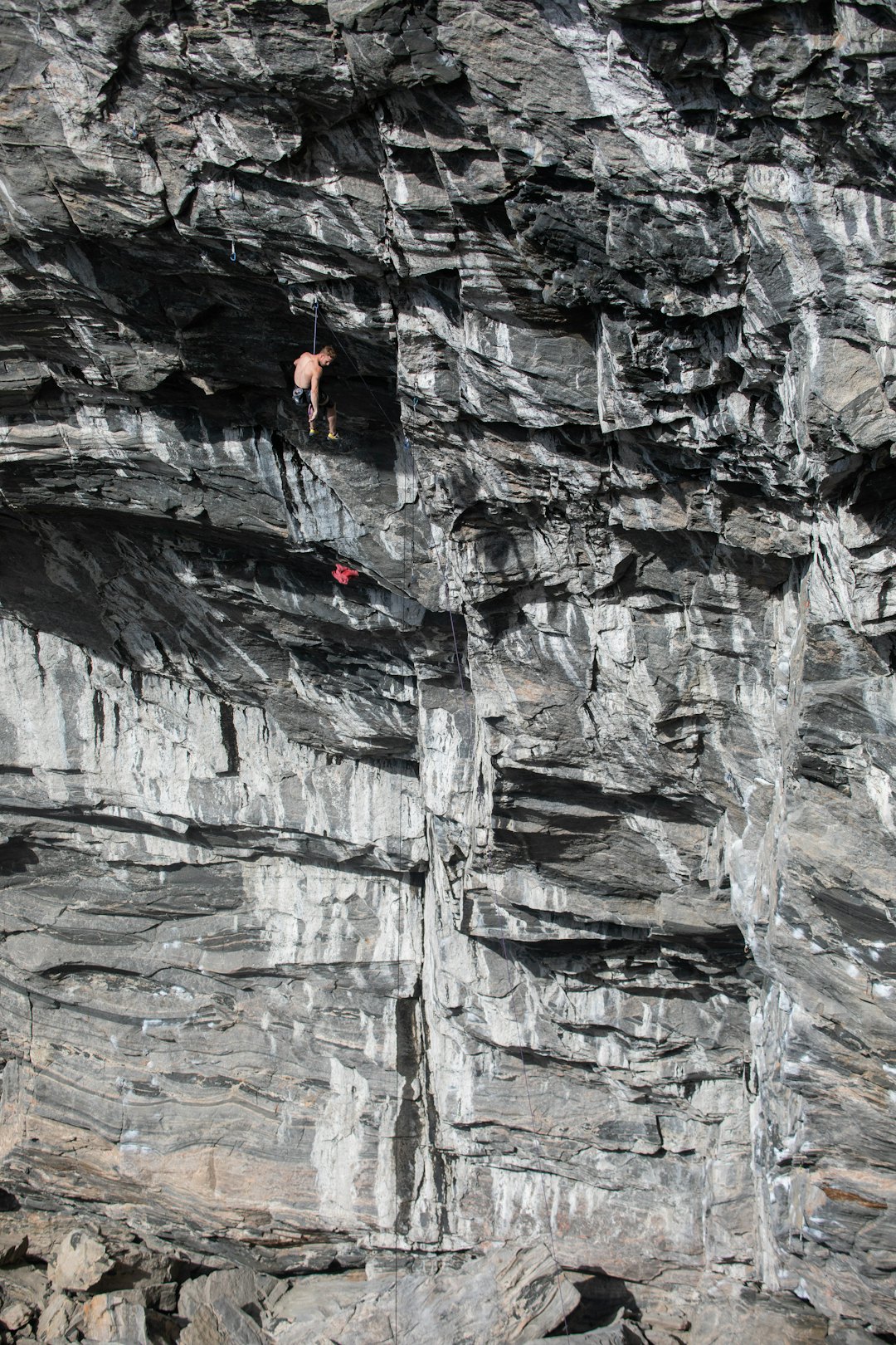 STORT: Jakob Schubert kaster sin røde skjorte under en av sommerens mange økter på Project Big. Foto: Tore Meirik STORT: Jakob Schubert kaster sin røde skjorte under en av sommerens mange økter på Project Big. Foto: Tore Meirik