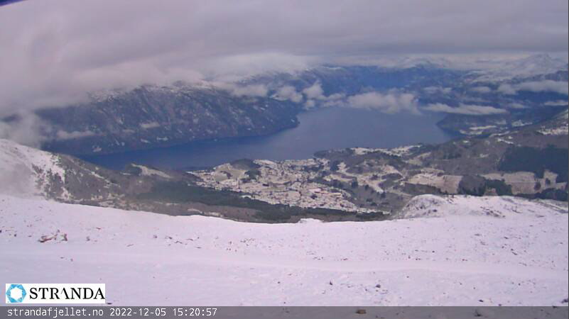 SNØGRENSE: Det er betydelig mer snø i høyden i Strandafjellet, fra tirsdag er det forventet en lavere snøgrense. Skjermdump: Strandafjellet skisenter Webcamera