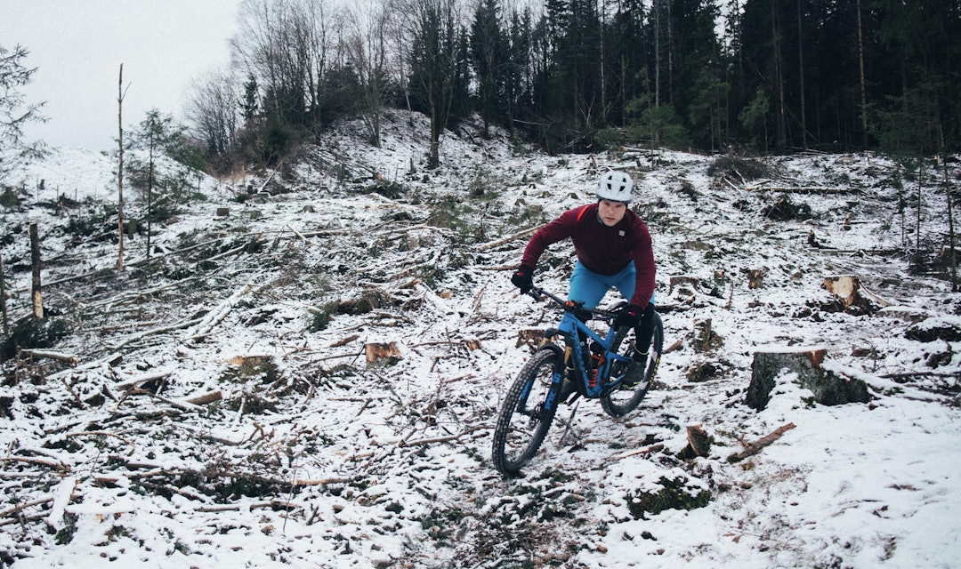 GREP: Trond Vidar Storhaug Kjellén tester grepet uten piggdekk på barfrosten i Bærum. Foto: Kristoffer H. Kippernes. stisykling barfrost bærum