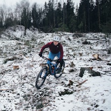 GREP: Trond Vidar Storhaug Kjellén tester grepet uten piggdekk på barfrosten i Bærum. Foto: Kristoffer H. Kippernes. stisykling barfrost bærum