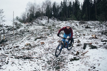 GREP: Trond Vidar Storhaug Kjellén tester grepet uten piggdekk på barfrosten i Bærum. Foto: Kristoffer H. Kippernes. stisykling barfrost bærum