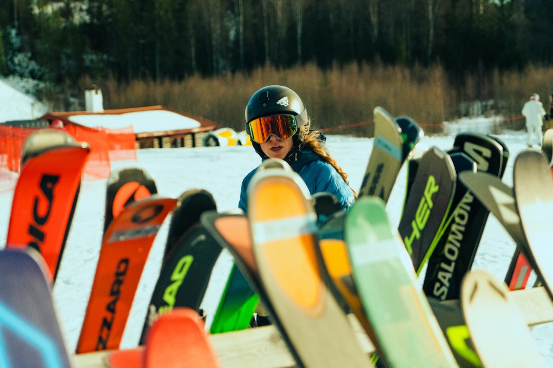 CARVINGSKI: – Hvis du sammenlikner carvingski med en storslalåm eller slalåmski, så vil ikke disse kreve like mye av skikjøreren som en ren racingski vil gjøre, sier Gunleiksrud. Foto: Christian Nerdrum CARVINGSKI: – Hvis du sammenlikner carvingski med en storslalåm eller slalåmski, så vil ikke disse kreve like mye av skikjøreren som en ren racingski vil gjøre, sier Gunleiksrud. Foto: Christian Nerdrum