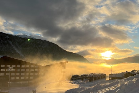 KLAR FOR ÅPNING: Etter en periode med verken snøproduksjon eller nedbør er skisenteret godt i gang med snøproduksjon og klar for åpning. Foto: Anna Tillung/Myrkdalen Fjellandsby KLAR FOR ÅPNING: Etter en periode med verken snøproduksjon eller nedbør er skisenteret godt i gang med snøproduksjon og klar for åpning. Foto: Anna Tillung/Myrkdalen Fjellandsby