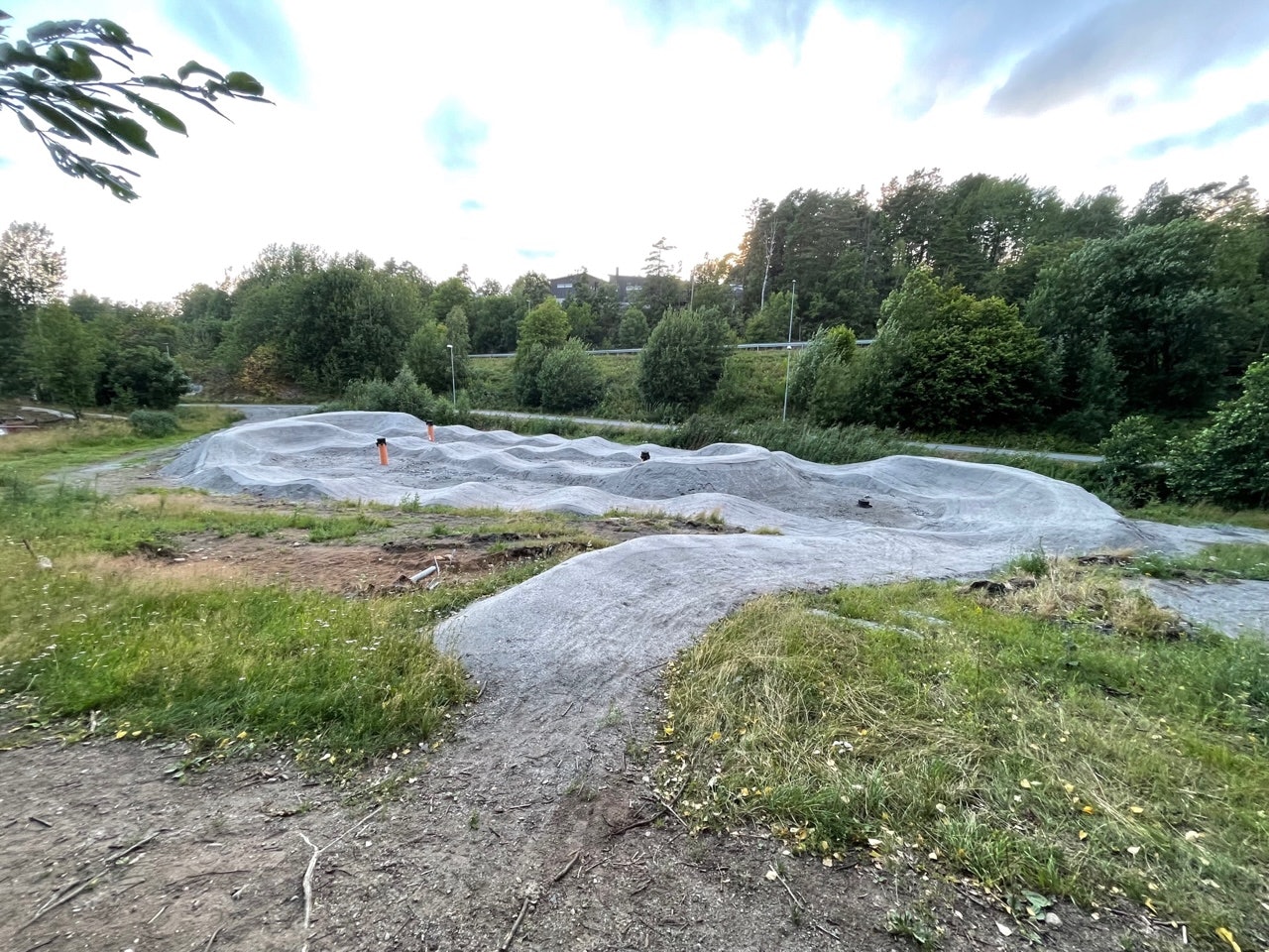 PUMPTRACK: Son har fått en egen pumptrack, som sykkelmiljøet kan nyte godt av. Foto: Atle Stubberud. pumptrack son