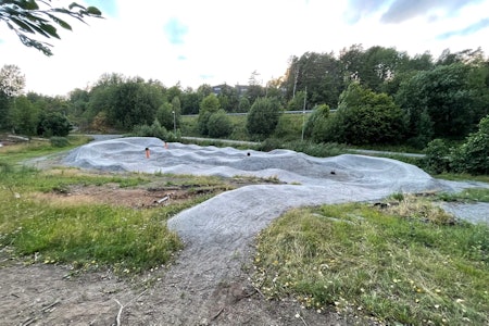 PUMPTRACK: Son har fått en egen pumptrack, som sykkelmiljøet kan nyte godt av. Foto: Atle Stubberud. pumptrack son