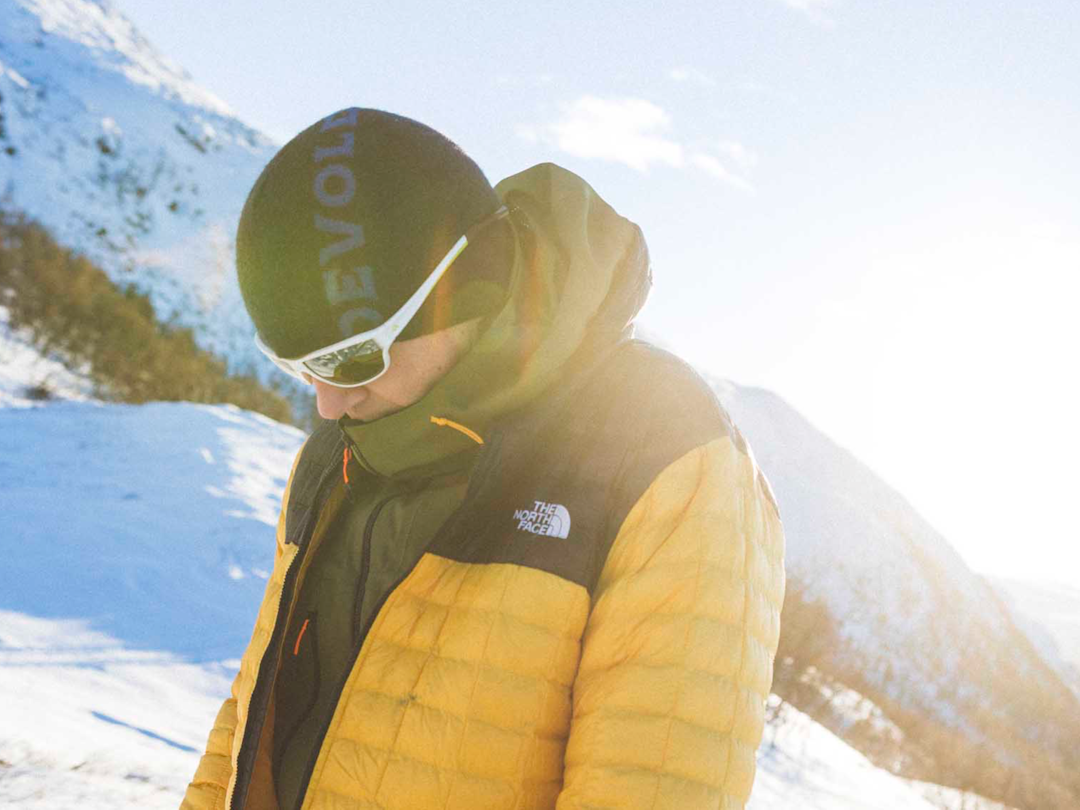 GODT TIL KAFFEPAUSEN: The North Face Thermoball Eco Hoodie er fin å ta på når det er tid for pause. Foto: Kristoffer Kippernes