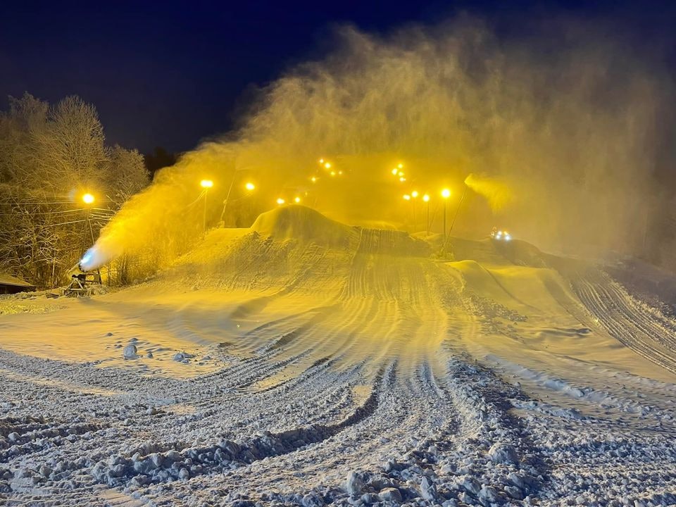 KANONENE GÅR: Ingierkollen er i gang med snøleggingen, selv om dette bildet er fra forrige vintersesong. Foto: Ingierkollen Slalåmsenter