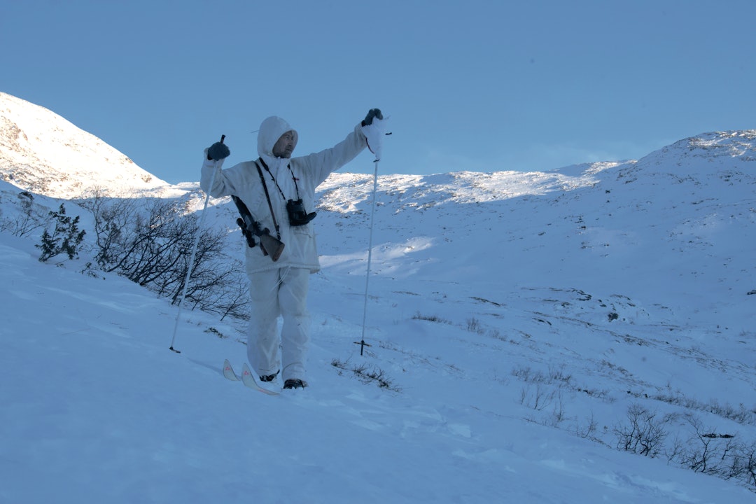 Skijeger. Med ski, kikkert og børse, og en fin hvit vinterrype løftes mot himmelen!