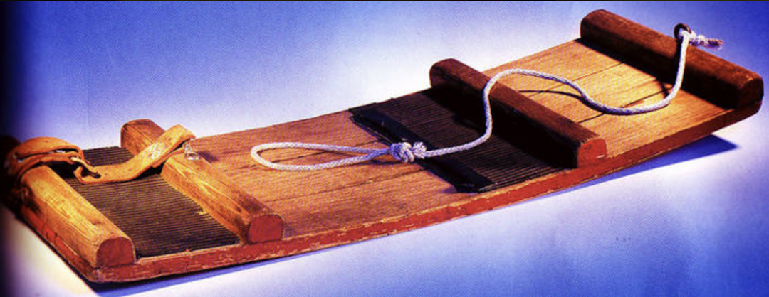 TREFJØL: En tidligversjon av snowboardet, med tau antiskibelegg, støttelister - og rocker! TREFJØL: En tidligversjon av snowboardet, med tau antiskibelegg, støttelister - og rocker!