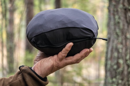 Trang pakke: Det går an å stappe Helly Hansen Odin stretch hooded insulator i sin egen sidelomme, men det er neppe en tiltenkt funksjon fra produsenten. Helly Hansen Odin stretch hooded insulator jacket pakket sammen