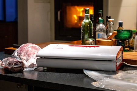 ROBUST OG SOLID: Status Solid 300 vakuumpakker framstår som ei robust vakuummaskin til en relativt billig penge. ROBUST OG SOLID: Status Solid 300 vakuumpakker framstår som ei robust vakuummaskin til en relativt billig penge.