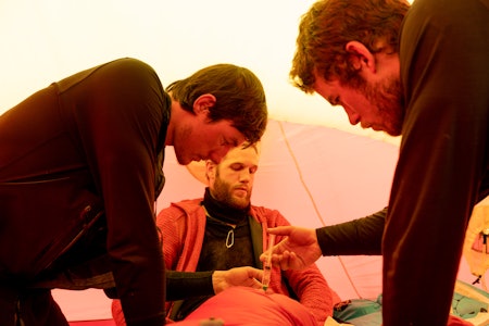 PROVISORISK SYKESTUE: Tord Meisterplass (i midten), Carl Christian Sole Semb (t.v) og Snorre Sulheim måtte trå til som sykepleiere på Grønlandsisen. Foto: Pandora Film