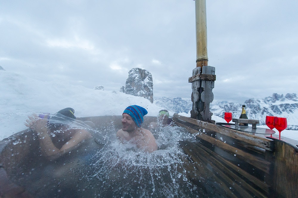 HYTTEKOS: På rifugio Scoiatolli kan man overnatte, spise førsteklasses mat og få seg en tur i stampen på kveldstid. Foto: Foto: Hans Kristian Krogh Hanssen. stamp afterski