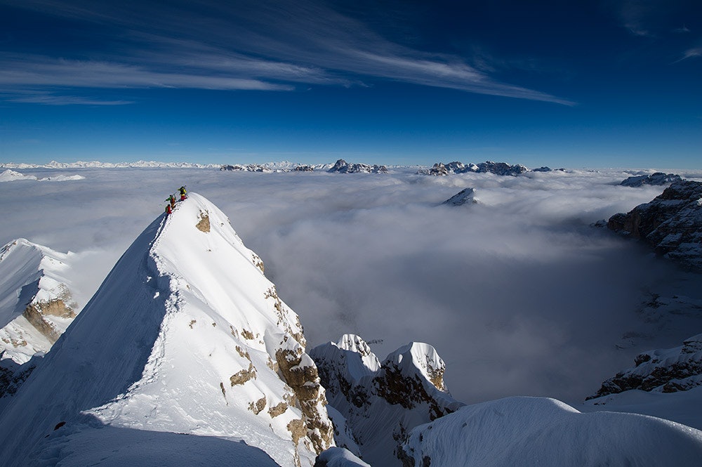 HIMMEL OG TÅKEHAV: Dolomittene byr på utallige muligheter for toppturer og fjllopplevelser. Våger du deg ut på øvre hylle er utsikten spektakulær. Her fra fjellet Cristallo. Foto: Hans Kristian Krogh Hanssen