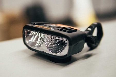 SUPERKOMPAKT: Outbound Lighting har spesialisert seg på å lage små og kompakte sykkellykter. Vi har testet Detour - en modell som er laget for jobbsykling, grus- og landeveissykling. Foto: Kristoffer H. Kippernes. Outbound Lighting Detour sykkellykt test