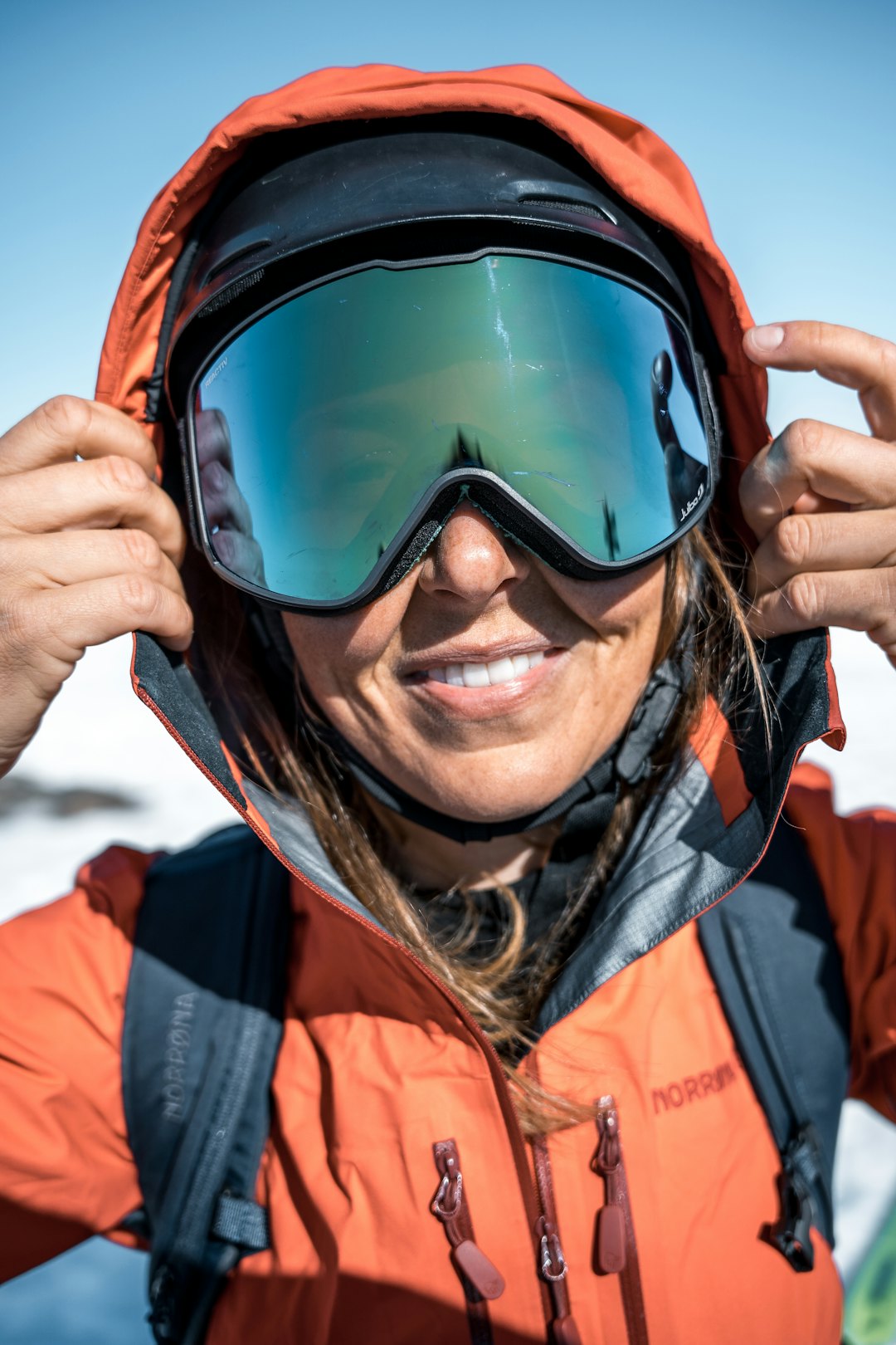 VIKTIG Å SE PROFF UT: Som fjellguide er det viktig for Sol Idland å se proff ut når hun står i fjellet. Foto: Simon Sjøkvist