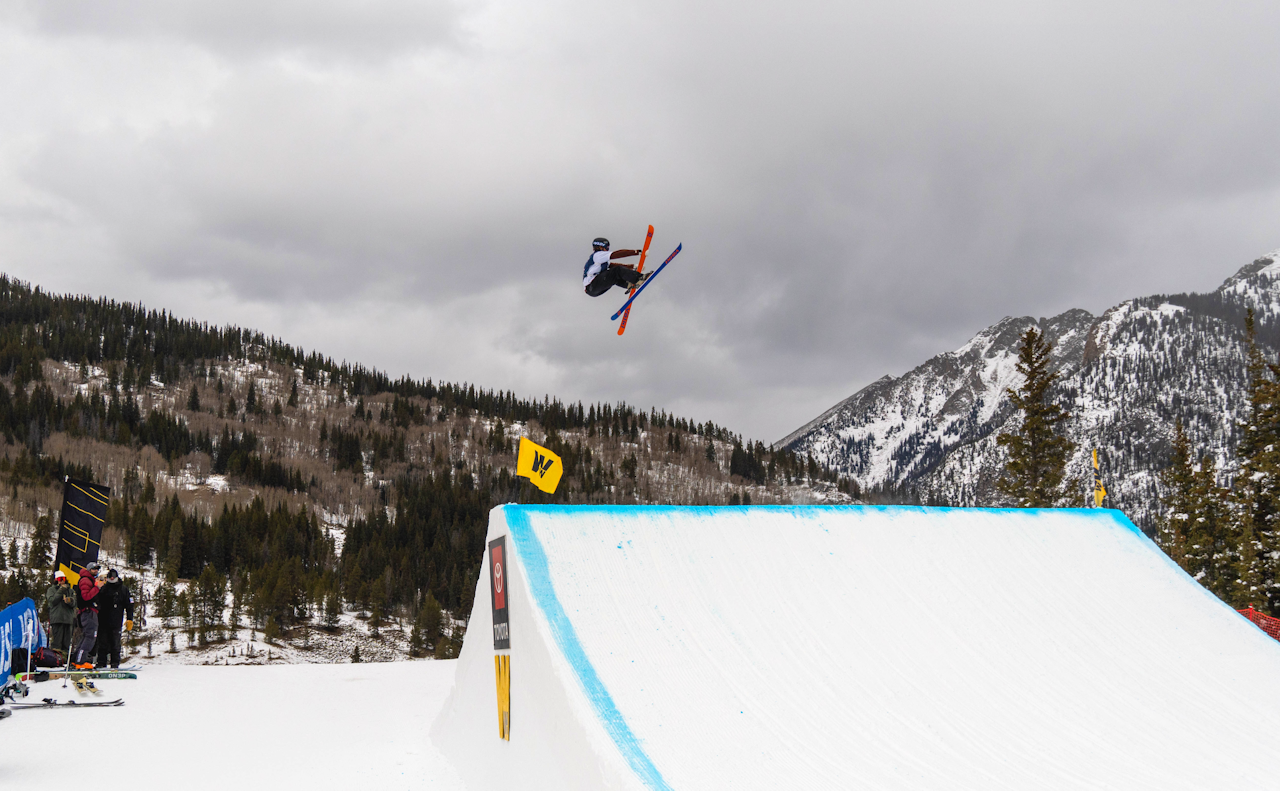 TRE VIDERE: Sebastian Schjerve og to andre norske jibbere er videre til finalen i Copper Mountain. Foto: Freeskilandslaget TRE VIDERE: Sebastian Schjerve og to andre norske jibbere er videre til finalen i Copper Mountain. Foto: Freeskilandslaget