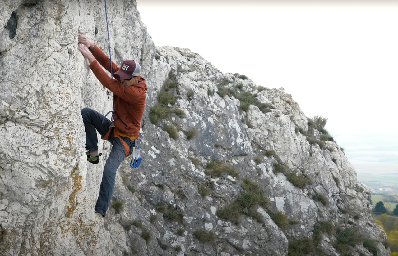 FØLGER PÅ: Jo Nesbø følger selveste Adam Ondra på sin første flertaulengders rute i Tsjekkia. FØLGER PÅ: Jo Nesbø følger selveste Adam Ondra på sin første flertaulengders rute i Tsjekkia.