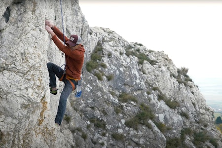 FØLGER PÅ: Jo Nesbø følger selveste Adam Ondra på sin første flertaulengders rute i Tsjekkia.