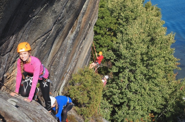 INKLUDERT FJORDUTSIKT: Luftig skjærgårdsopplevelse. Foto: Berit Norheim/ Via ferrata Tjøme