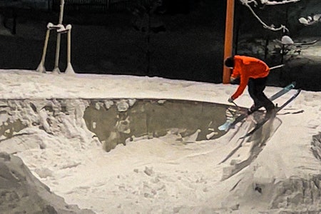 FYLLINGSDALEN RAILPARK: – Det spørs om noen har stått på ski her før, ja, sier Benjamin Forthun til Fri Flyt. Skjermdump: Svein Aadland FYLLINGSDALEN RAILPARK: – Det spørs om noen har stått på ski her før, ja, sier Benjamin Forthun til Fri Flyt. Skjermdump: Svein Aadland