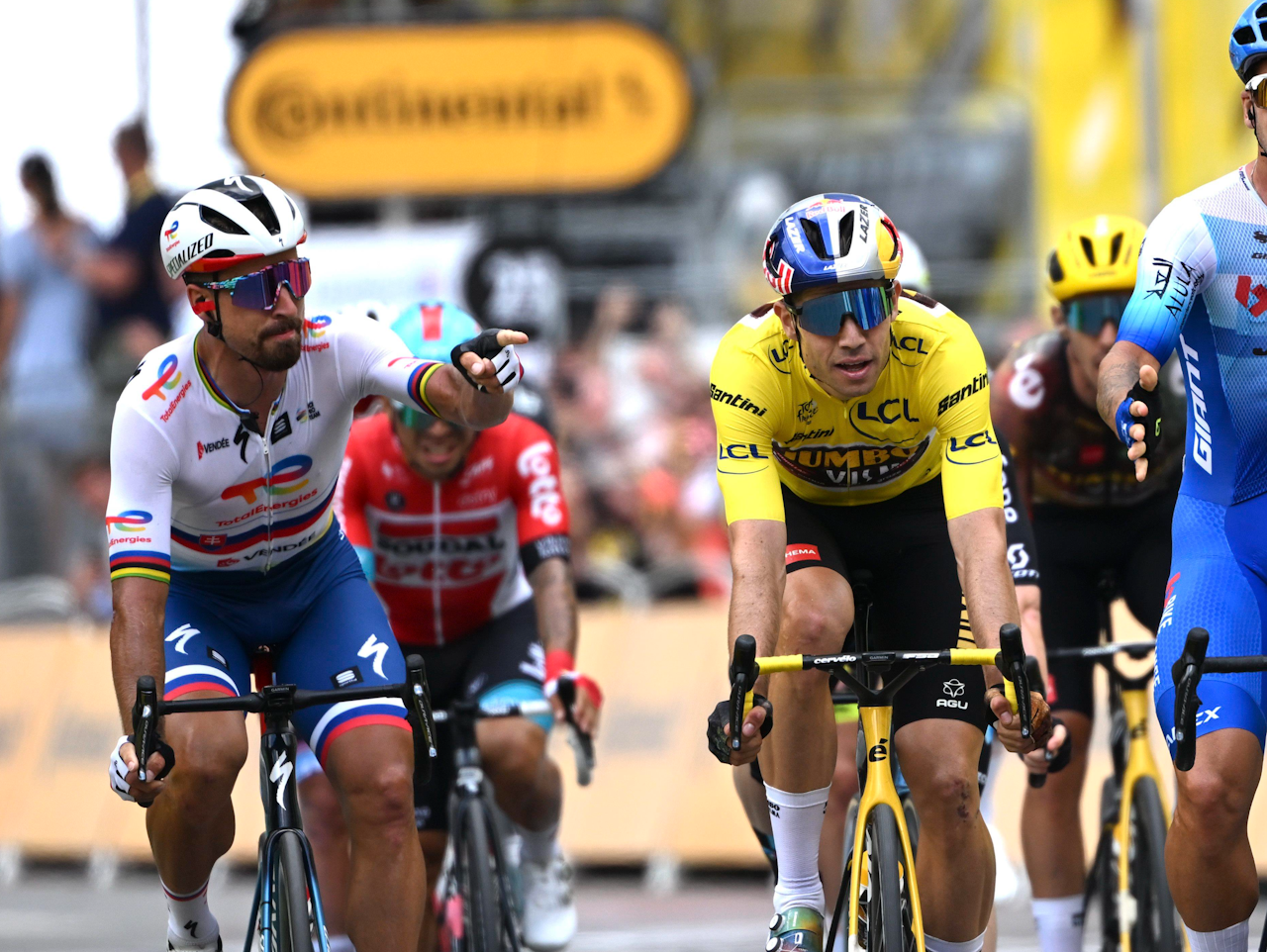 FORBANNA: Peter Sagan var ikke fornøyd og rettet en pekefinger mot Wout van Aert etter den tredje etappen i Tour de France i sommer. Foto: Cor Vos FORBANNA: Peter Sagan var ikke fornøyd og rettet en pekefinger mot Wout van Aert etter den tredje etappen i Tour de France i sommer. Foto: Cor Vos