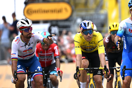 FORBANNA: Peter Sagan var ikke fornøyd og rettet en pekefinger mot Wout van Aert etter den tredje etappen i Tour de France i sommer. Foto: Cor Vos