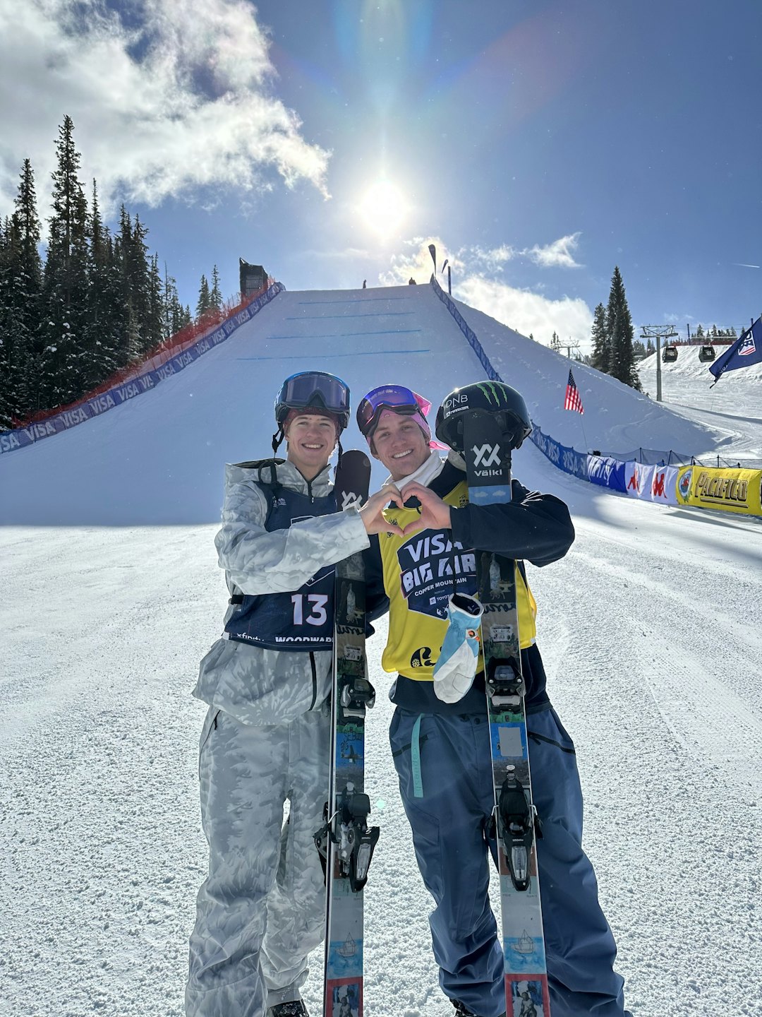 BANDANA-GUTTA: Både Sebastian og Birk har hoppet på bandana-trenden. Og det er ikke den eneste trenden de rocker. Pallplass er også en trend de nailer om dagen. Foto: Nor Freeski BANDANA-GUTTA: Både Sebastian og Birk har hoppet på bandana-trenden. Og det er ikke den eneste trenden de rocker. Pallplass er også en trend de nailer om dagen. Foto: Nor Freeski