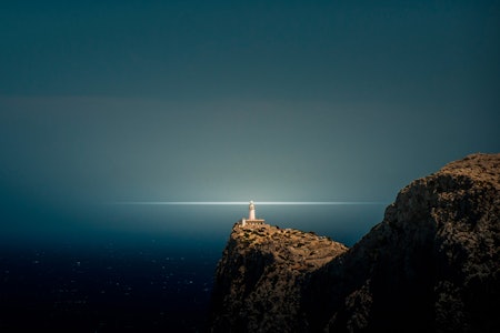 DER VINDER MØTES: Fyrhuset på Cap de Formentor finner du på en av verdens mest spektakulære veistrekninger. Foto: Phil Romas. cap de formentor sykkeltur på mallorca