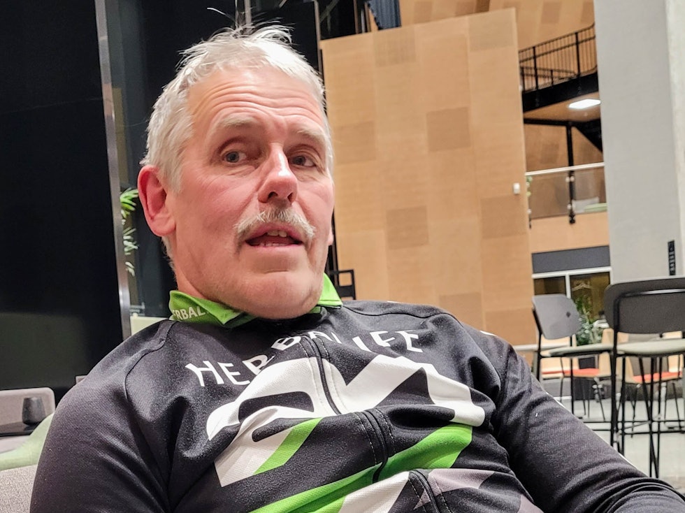 ENGASJERT: Praten går når Bjørn Andersen forteller Landevei om sykkelkarrieren. Foto: Jon Petter Nordbø